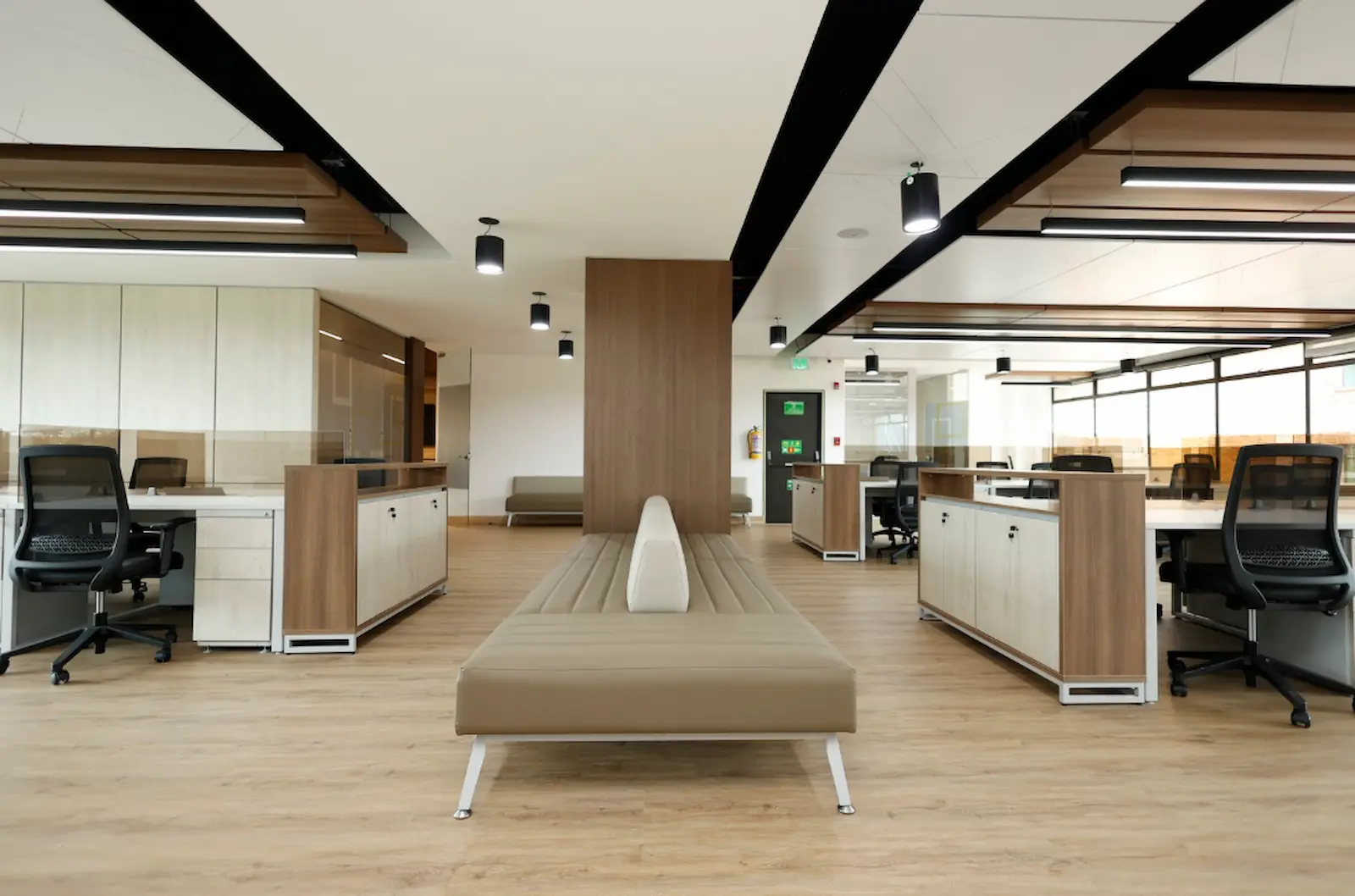 Espacio de trabajo ergonómico diseñado por HENC para mejorar productividad laboral